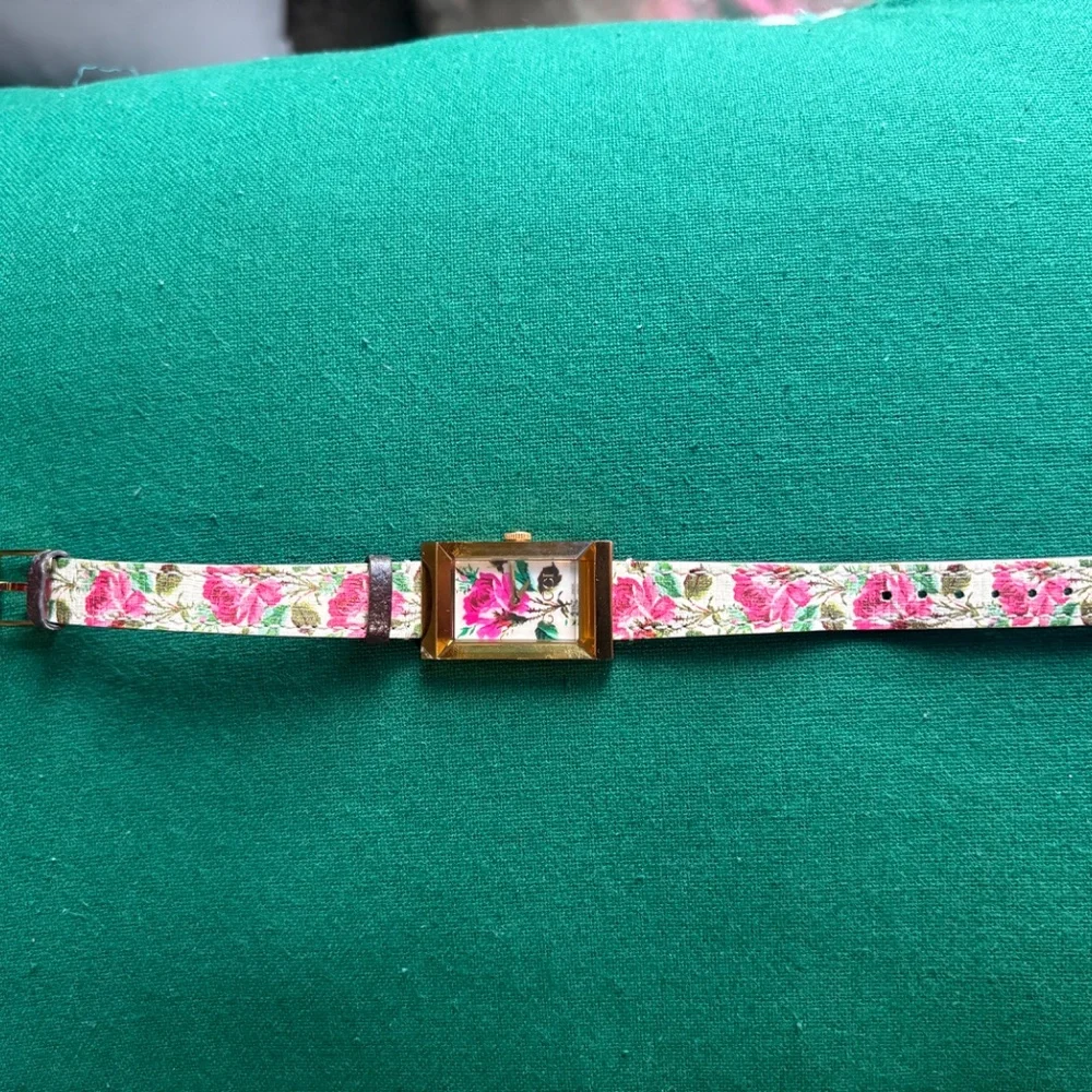 Gucci women’s watch - Picture 2 of 12